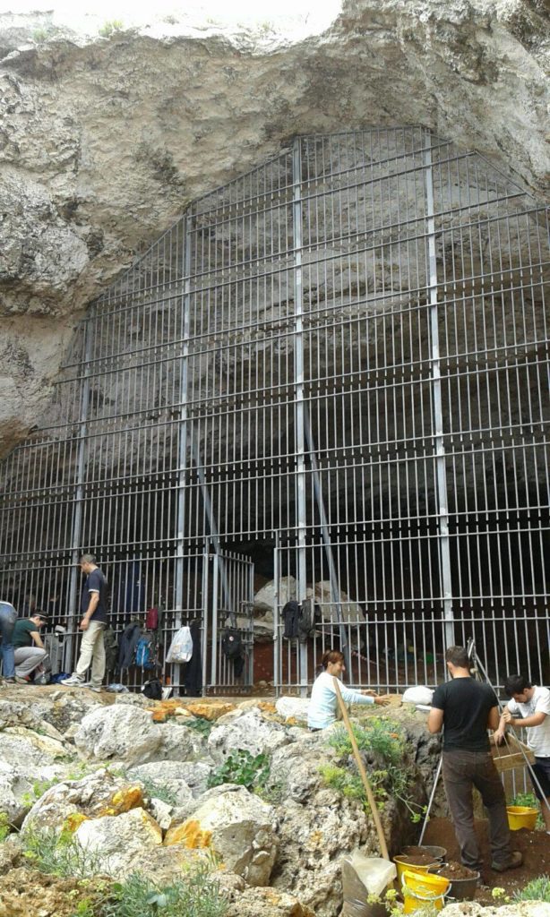 Grotta Romanelli, scavi in corso. Foto di Sonia Tucci
