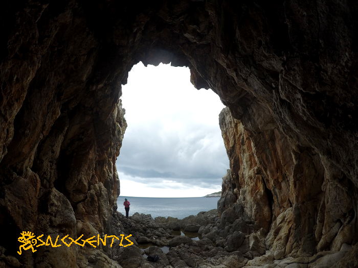 Una delle grotte sulla scogliera di Coralli, Castro