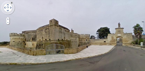 Il Castello di Acaya e la porta della città (Fonte: Google Street View)