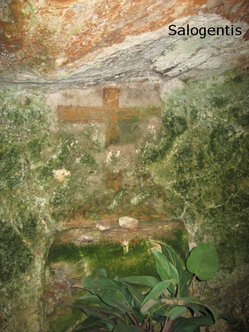 Croce latina nella cripta 