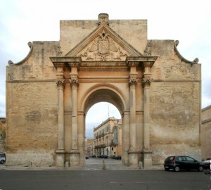 Porta Napoli, vista frontale (Fonte: Wikipedia)