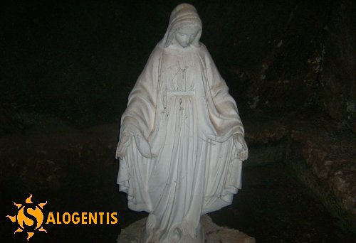 Statua della Madonna nel piccolo santuario