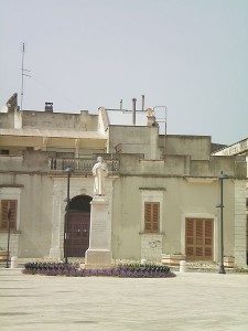 Monumento a San Vincenzo di Saragozza D. e M. nell'omonima Piazza della città di Ugento, di cui il santo è Patrono
